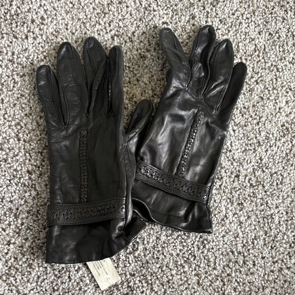 Isotoner Elegant Black Leather Gloves - Picture 3 of 10
